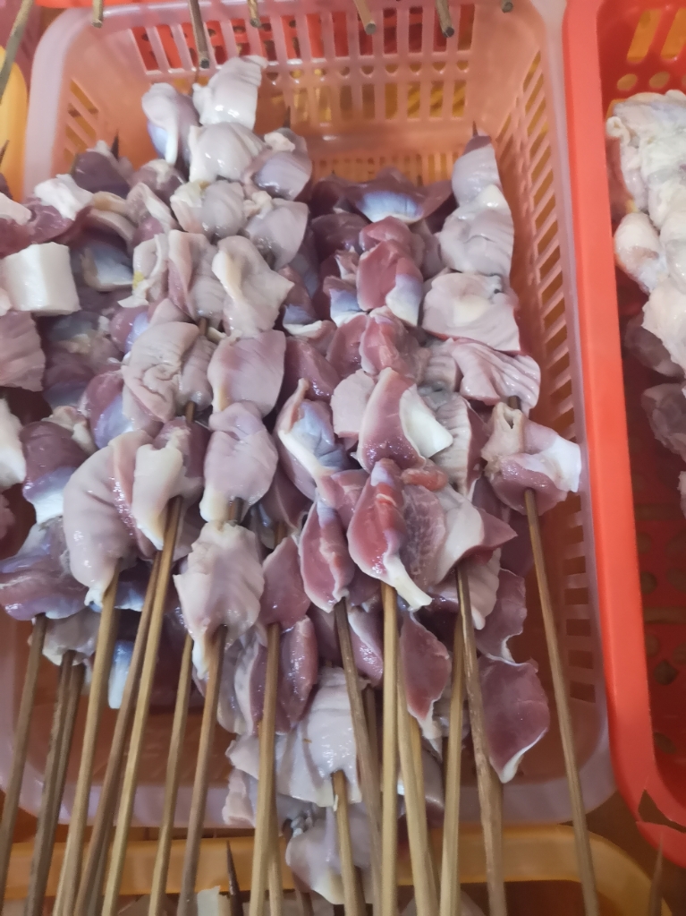 5元/串 已售321份 猪皮 3元/串 已售554份 粉肠 4元/串 已售
