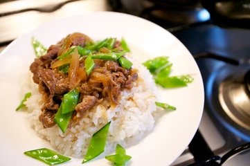 酸笋牛肉盖饭 ￥16元/份 已售8份